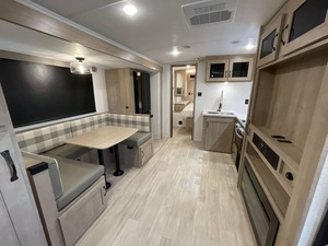 Caravane d'occasion 2025 F-o-r-e-s-t R-i-v-e-r S-o-l-a-i-r-e 243BHS à vendre - Product Image 4