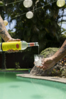 Apéritifs aromatisés Quero Chuva de la marque Degusto : miel, citron vert, noix de coco, cannelle, banane, acaï en bouteilles de 750 ml et 50 ml