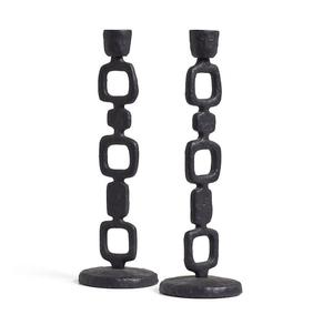 เชิงเทียนสีดำแกะสลักที่ทันสมัยที่มีดีไซน์ห่วงแบบนามธรรมและฐานแบนเน้นศิลปะสำหรับการตกแต่งที่ทันสมัยและหรูหรา - Product Image 3