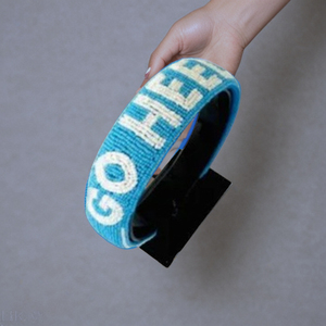 Diadema Deportiva Acolchada y Cómoda con Cuentas, Hecha a Mano, con la Frase 'GO HEELS', Diadema con Cuentas Bordadas, Accesorios para Fanáticos en India - Product Image 1