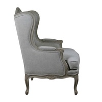 Fauteuil à bascule traditionnel avec repose-pieds, revêtu de tissu gris, structure en bois, accoudoirs courbes, dossier rigide, meubles de salon