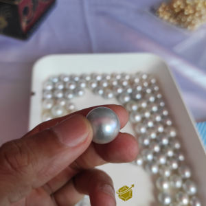 Estos perlas de mar blancas de 13-17 mm en un solo lote brillan y exudan belleza natural y sofisticación en cada detalle encantador. - Product Image 6