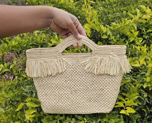 Bolso de rafia de ganchillo con flecos - bolso de mano color natural - dos asas de ganchillo - estilo moderno - Product Image 1