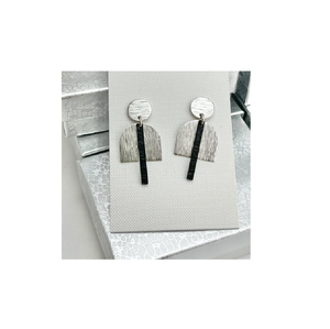 Pendientes de Latón con Superficies Texturizadas Pequeñas Austin 1920, Empaque de Cartón, Pendientes Geométricos para Ocasiones Especiales - Product Image 2