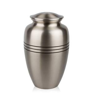 Urnas de cremación de latón con motivos florales detallados y texturas pulidas para un almacenamiento elegante Urnas de cremación de calidad estándar - Product Image 1