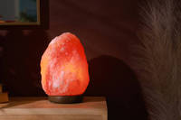 Lampe au sel rose de l'Himalaya sculptée à la fleur | Artisanat pakistanais fait à la main avec base en bois pour une décoration élégante
