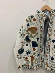Chaqueta corta bordada Suzani de terciopelo blanco bohemio con bordado indio, chaqueta de bombardero Floral Suzani para mujer - Product Image 3