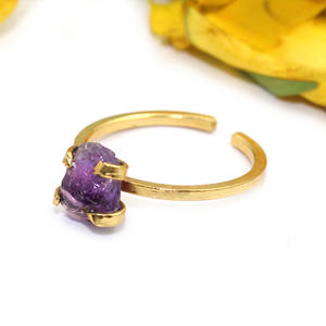 Diseño clásico, piedra de amatista cruda Natural, ajuste de punta de 7MM, anillos apilables chapados en oro de 24K, joyería de latón para mujer, venta al por mayor - Product Image 1