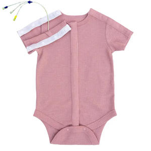 ชุดบอดี้สูทผ้าฝ้าย 100% สีชมพูอ่อน สำหรับเด็กแรกเกิด ไซส์ 4T แบบยูนิเซ็กซ์  ใส่ได้ทุกโอกาส  รองรับการใส่สาย G-Tube และสายสวน  เหมาะสำหรับเด็กที่ต้องอยู่ในห้อง NICU/PICU  ชุดแบบปรับได้ - Product Image 2