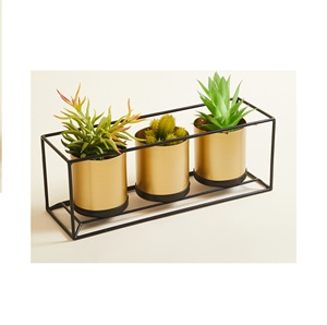 Pot de fleurs décoratif design vintage avec support, jardinière en métal couleur or de qualité exclusive, forme carrée - Product Image 4