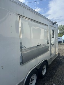 Remorque de concession Freedom Trailers avec fenêtre de service, capot, téléviseurs et panneau - Product Image 3