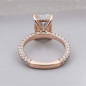 Anillo de Compromiso con Certificado IGI, Diamante Cultivado en Laboratorio con Corte Radiante, Banda Pavé y Halo Oculto, Anillos de Diamantes Elegantes - Product Image 4