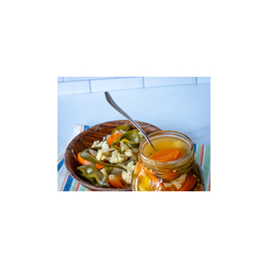 Receta clásica de pepinillos Turshi hecha a mano de Oriente Medio con jardín-Ingredientes frescos Verduras saladas y picantes - Product Image 3