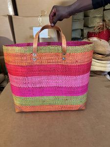 ARTIMADA Panier de courses moderne rayé en raphia de Madagascar avec poignées en cuir, coins, fermeture à cordon et poche, extra large pour pique-nique - Product Image 1