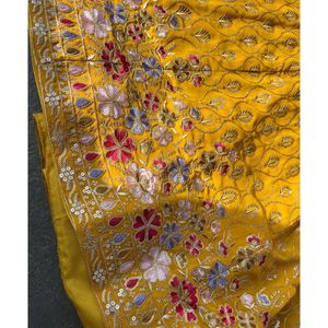 Hilo exquisito y trabajo de bordado Lehenga Choli con borde pesado Dupatta para ocasiones especiales disponibles para la venta - Product Image 5
