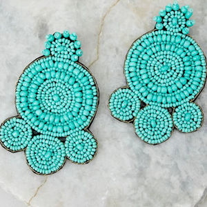 Pendientes vibrantes hechos a mano con cuentas y costuras - Product Image 1