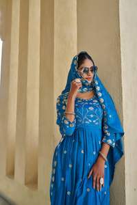 Ensemble de vêtements de fête de mariage pour femmes de créateur attrayant à la mode Kurta Sharara Dupatta vente en gros de vêtements pakistanais Surat - Product Image 4