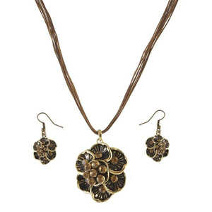 Urthn Fine Jewelry Set 1202709 Colgante floral de piedra austriaca con baño de oro - Product Image 1