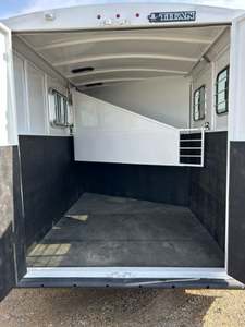 Remolque para Caballos Titan Royal II 2025 Nuevo, con Doble Puerta Trasera, Disponible a Bajo Precio - Product Image 6
