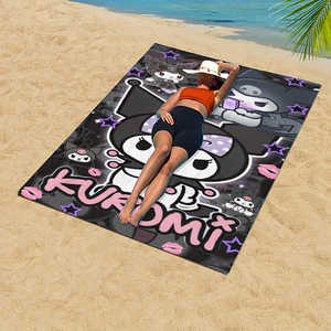 Asciugamano da Spiaggia in Microfibra Kuromi, Asciugatura Rapida, Assorbente, Oversize, Design Divertente con Cartoni Animati, Sfondo Nero, Goffrato GRS - Product Image 1