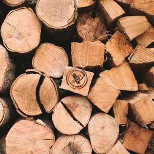 Leña eficiente seca en horno con baja humedad y troncos divididos de primera calidad para soluciones de calefacción doméstica - Product Image 2