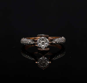 แหวนเพชรธรรมชาติสีทอง14K ที่มีจุดศูนย์กลางแบบกลมพร้อมด้วยการเน้นเสียงปูพื้นแบบแยกก้านเพื่อการจัดแต่งทรงผมที่หรูหรา - Product Image 5