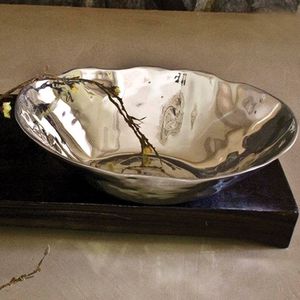 Tazón redondo de aluminio fundido diseñado para un tema interior moderno que ofrece una textura visual llamativa con un cuerpo de metal ligero. - Product Image 6