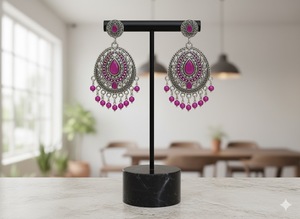Belles boucles d'oreilles en argent oxydé de créateur fantaisie élégant bijoux de fête accessoire élégant pour les femmes - Product Image 2