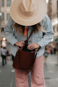 Sac à dos en cuir brun Royal Edition avec design compact et texture lisse - Product Image 6