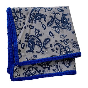 Pañuelo de bolsillo gris azulado con borde de paisley tejido a mano y ribete distintivo para blazers y trajes - Product Image 2