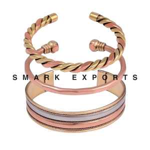 Bracelet magnétique en cuivre traditionnel minimaliste, ajustable, manchette ouverte, fait main, léger, finition polie et lisse, unisexe, confortable à porter - Product Image 3