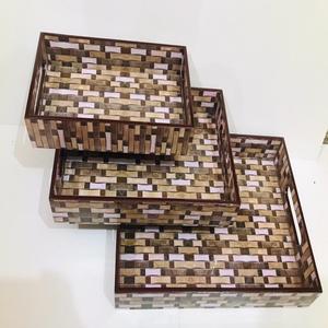 Plateaux en mosaïque de bambou faits sur mesure dans différentes nuances de brun et de beige pour la décoration intérieure et les cadeaux - Product Image 1