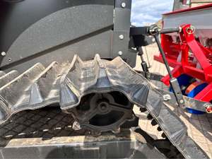 Tracteur compact à chenilles Mitsubishi GCR22 22HP 4WD avec planteuse/semoir SKLP 9 rangs 2024 - Product Image 5