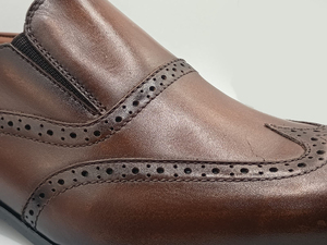 Conjunto de zapatos de cuero marrón premium para hombre, diseñados para brindar durabilidad y un aspecto profesional, con pulido suave y suela cómoda. - Product Image 5