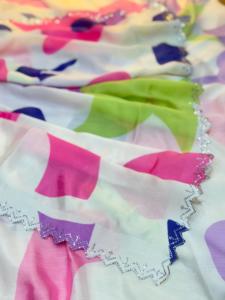 ผ้าส่าหรี่มีขอบประดับเพชรลายปักรหัสอย่างหนักจากนักออกแบบที่สวยงาม - Product Image 2