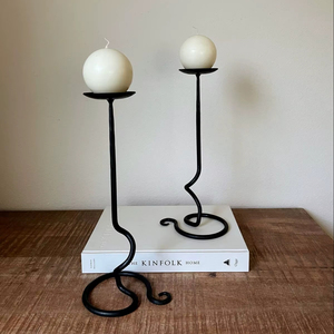 Porte-bougie en métal de qualité supérieure pour une décoration intérieure élégante, offrant robustesse et attrait artistique - Product Image 1