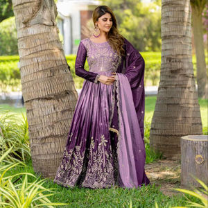 Ensemble Anarkali de luxe violet royal brodé Unity avec dupatta – Tenue de fête haut de gamme en mousseline longue et respirante - Product Image 1