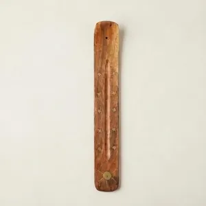 Porte-encens en bois de manguier fait main avec incrustation d'étoile en laiton, pour une utilisation toute l'année - Product Image 1