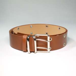 Cinturón Casual para Mujer con Detalle de Ojales y Hebilla de Acero - Product Image 1