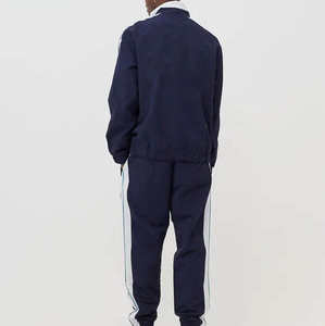 ชุดวอร์มกันลมคุณภาพสูงสำหรับผู้ชาย สไตล์สตรีทแวร์ รับผลิตแบบ OEM ปรับแต่งโลโก้ กันน้ำ น้ำหนักเบา ชุดแทรคสูทพร้อมโลโก้ด้านหน้า - Product Image 2