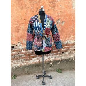 เสื้อโค้ทฤดูหนาวสไตล์วินเทจสำหรับทุกเพศ ขายส่ง งานแฮนด์เมดจากผ้าฝ้ายอินเดีย ตกแต่งด้วยผ้าปะต่อหลายชิ้น ปักลายดอกไม้  ไซส์ใหญ่ - Product Image 4