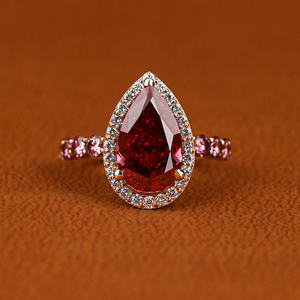 Bague de fiançailles en argent plaqué or style classique, diamant rose taille poire, créée en laboratoire avec des diamants de côté taille ronde rose et blanc - Product Image 2