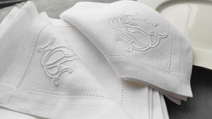 Serviette de thé à point ourlet haute qualité blanc Fine Table à manger lin brodé à la main monogramme serviettes de table en lin pour les mariages - Product Image 2