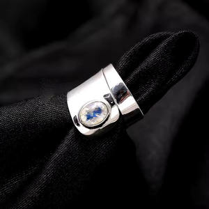 แหวนฝามูนสโตนสีรุ้ง925พลอยทรงวงรีขัดเงาทำมือสำหรับผู้ชายผู้หญิงของขวัญสำหรับงานแต่งงาน - Product Image 1