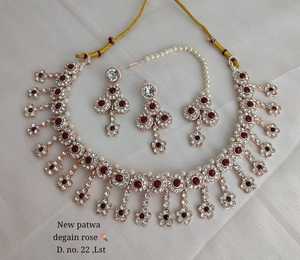 Nuevo diseño chapado en oro tradicional gota perla y piedra tachonado pendiente Mangtika gargantilla collar conjunto y conjunto de joyería para mujer - Product Image 2