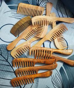 Peigne en bois de santal naturel avec logo personnalisé pour salon à domicile, peigne coiffant en bois avec manche en bois par f s international - Product Image 1