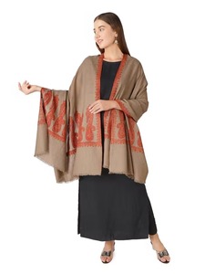 Chal de lana verde oliva profundo con bordes bordados de Paisley rojo rico que reflejan la herencia de Cachemira durante la entrega - Product Image 4