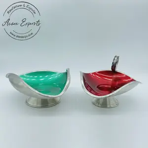 Ensemble décoratif de 2 bols en aluminium à pieds avec émail vert et rouge fini utilisé pour servir des Fruits secs