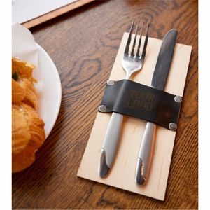 Étui à couverts en cuir véritable de style nordique avec planche en bois, décoration de table élégante, pochette à couverts sur mesure pour restaurant de marque - Product Image 1
