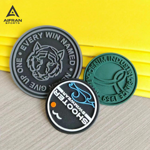 AIFRAN Fournisseur direct d'usine, porte-clés en PVC souple et lettres brodées à coudre pour vêtements. - Product Image 3